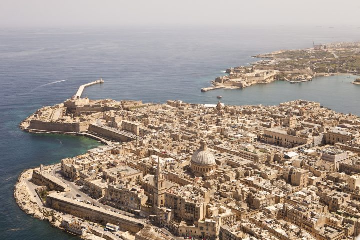 iStock/ يسمح لك برنامج المواطنة عن طريق الاستثمار في مالطا بالتقدم بطلب للحصول على الجنسية المالطية بعد 12 شهراً من الإقامة 