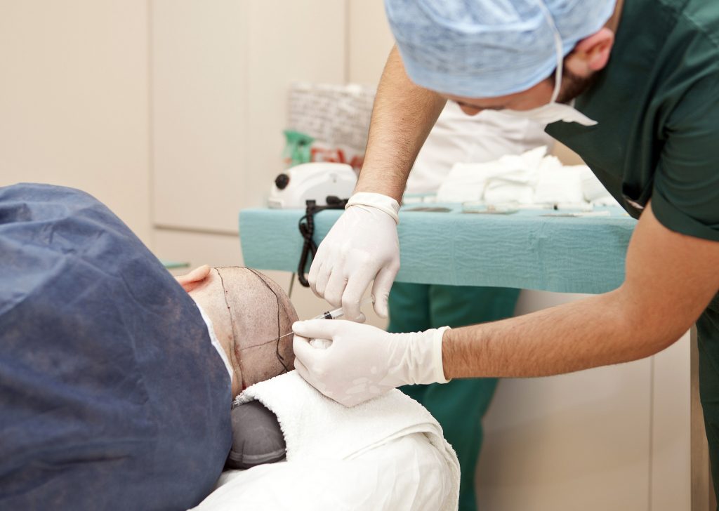 إسباني يفقد حياته أثناء عملية زراع8ة شعر