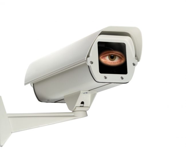 كيف تتحقق من عدم وجود كاميرات خفية بالغرف المُستأجرة أثناء السفر؟