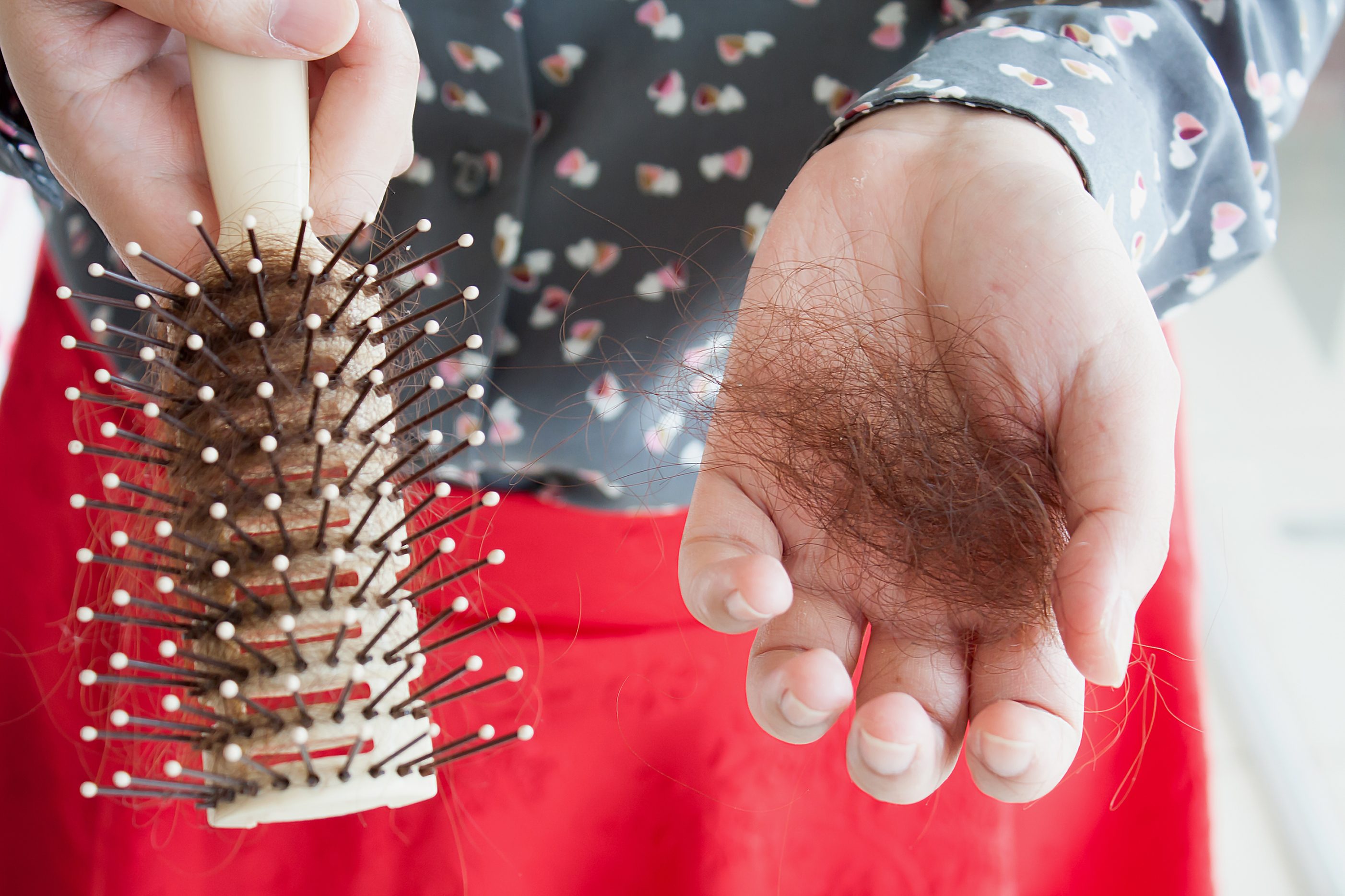 نشربه يومياً لكن آثاره مدمرة على الشعر.. فكيف تتجنبين أضراره وتعالجين مشكلة التساقط؟