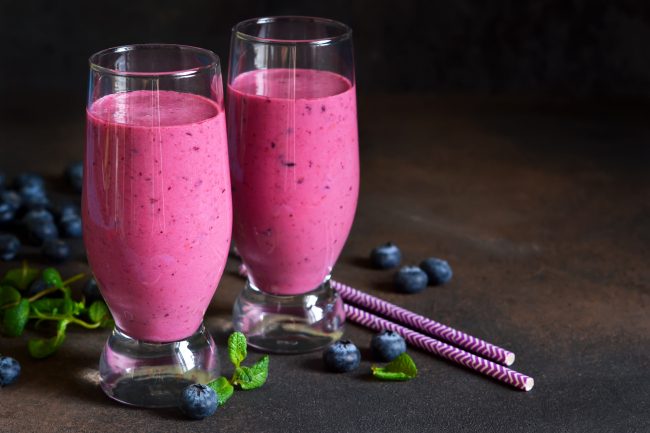 منعش ومفيد للبشرة والشعر والحوامل… عصير التوت والفراولة السحري