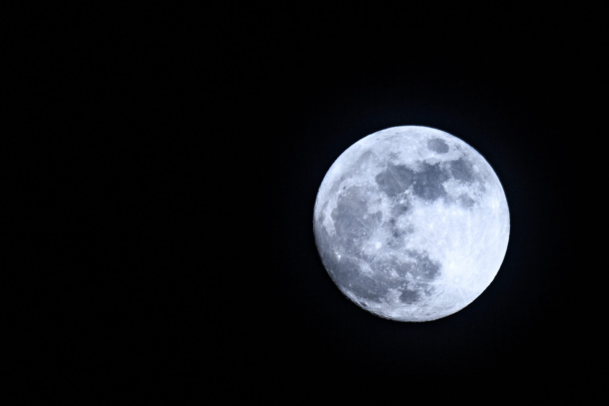 الموقع الحالي للقمر جاء نتيجة عدة عوامل