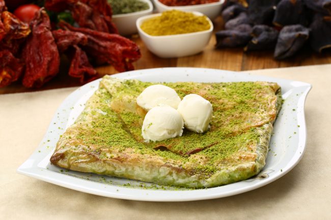 أول ما عليك فعله عند زيارة تركيا هو تناول حلوى الكاتمير المميزة.. حتى ذلك الحين تعلم طريقة تحضيرها بخطوات سهلة