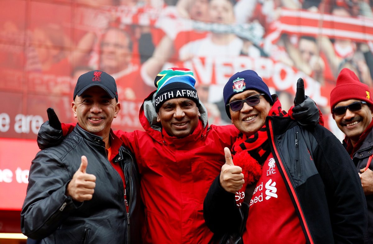 تضييق على تحركاتهم في برشلونة.. مشجعو ليفربول يشكون من تحرش الشرطة الإسبانية