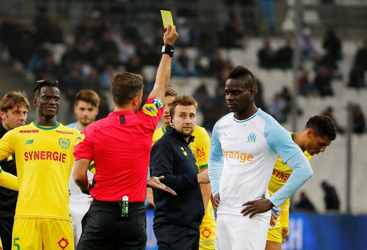 بالوتيلي يستعرض قدراته في الرماية بالبندقية.. ويستفز الجيش الأمريكي