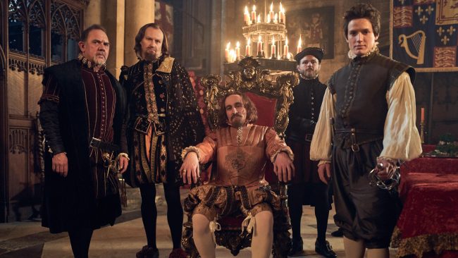 أكلوا لحوم البشر وخافوا من الاستحمام.. إليك بعض العادات الغريبة للعائلات المالكة عبر التاريخ