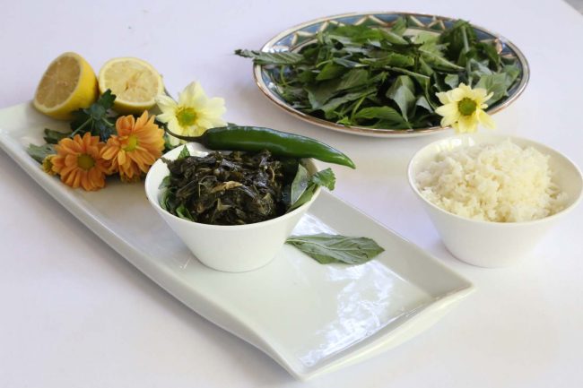 الأكلة التي يحبها الجميع.. إليكم طريقة أمّي لتحضير الملوخية السوريّة في ساعة واحدة