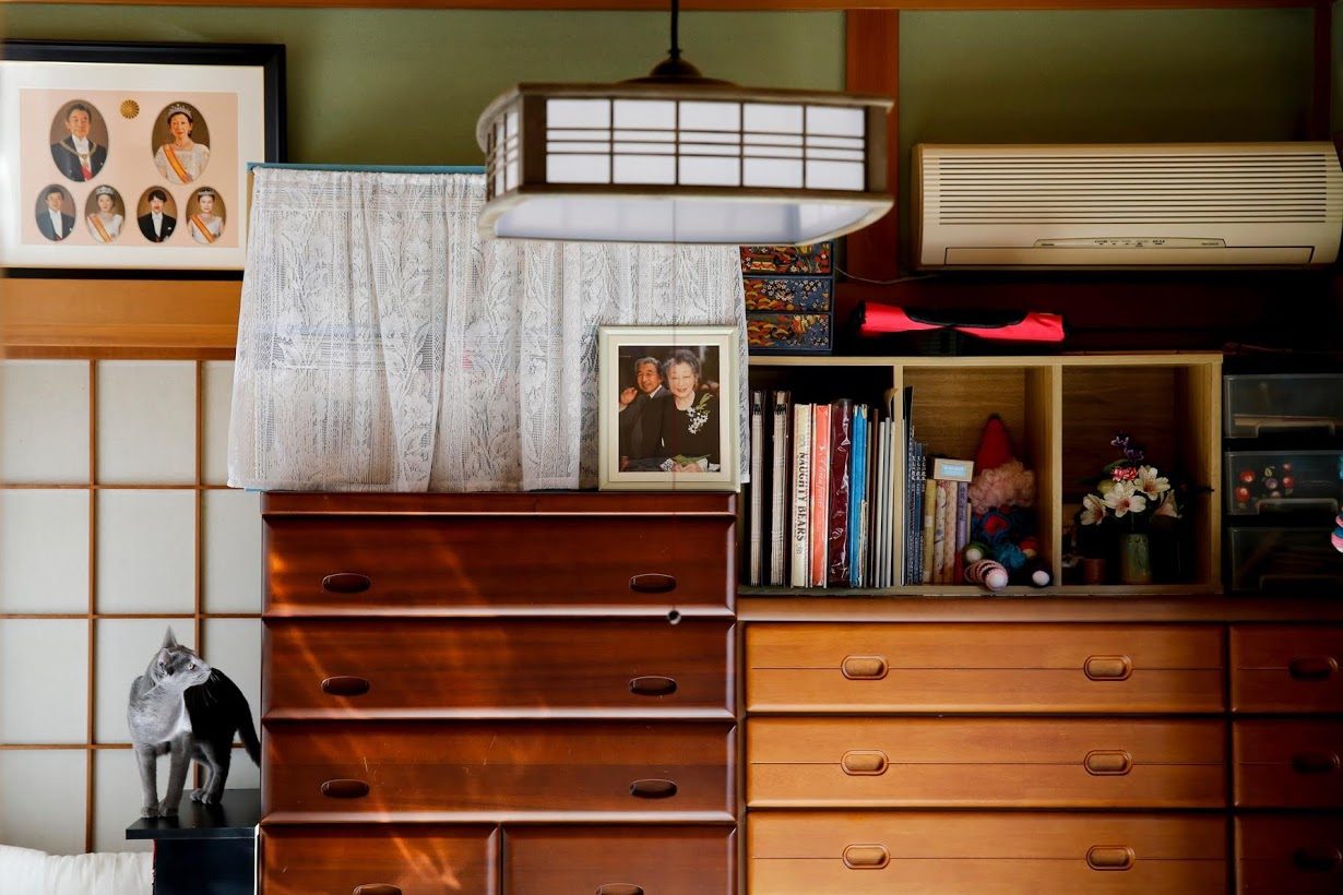 المعجبة المهووسة.. يابانية لا تترك العائلة المالكة ساعة واحدة!