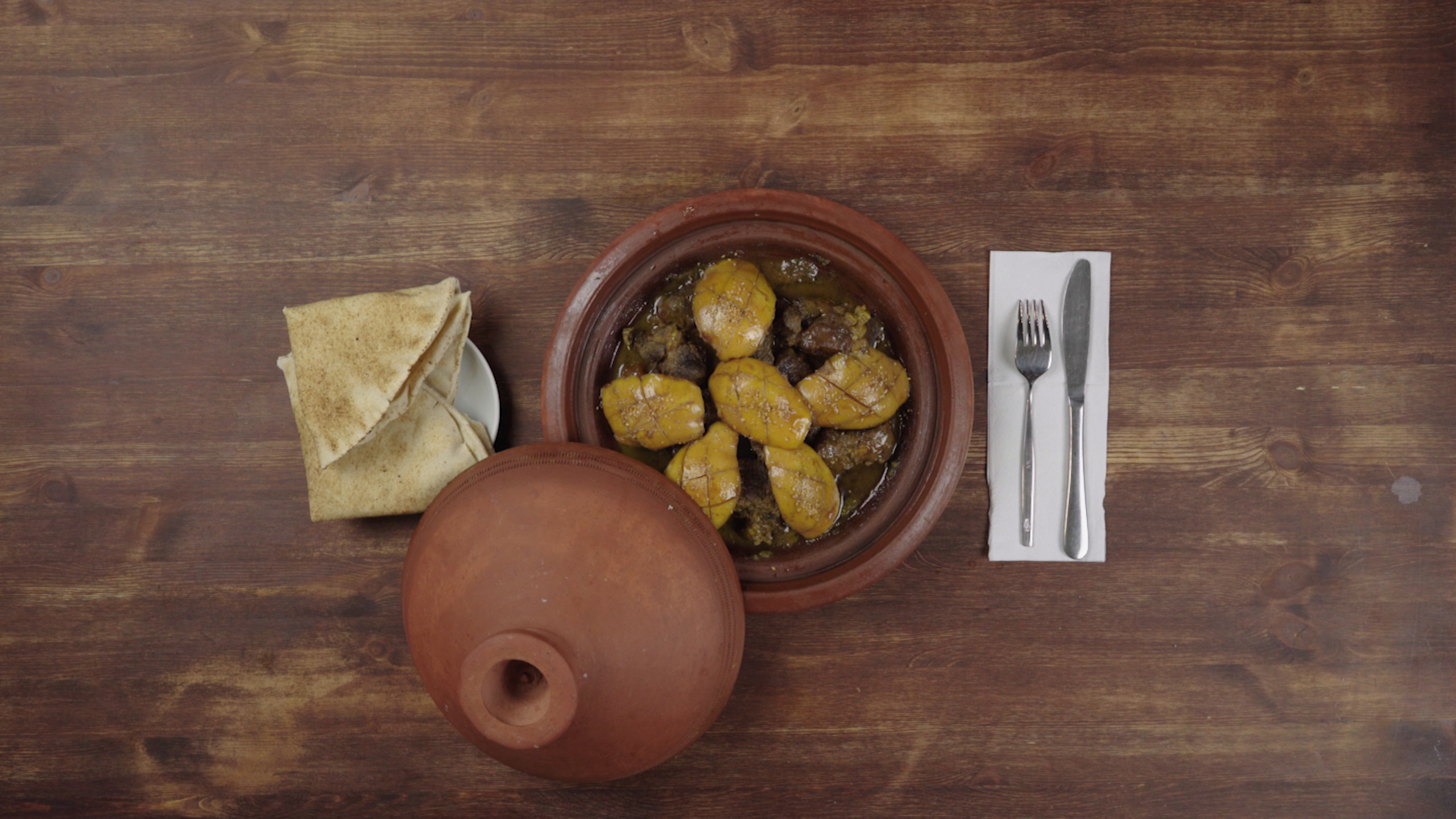 الطبق المغاربي الأصيل.. كيف تحضرين الطاجين باللحم والسفرجل بألذّ طريقة؟