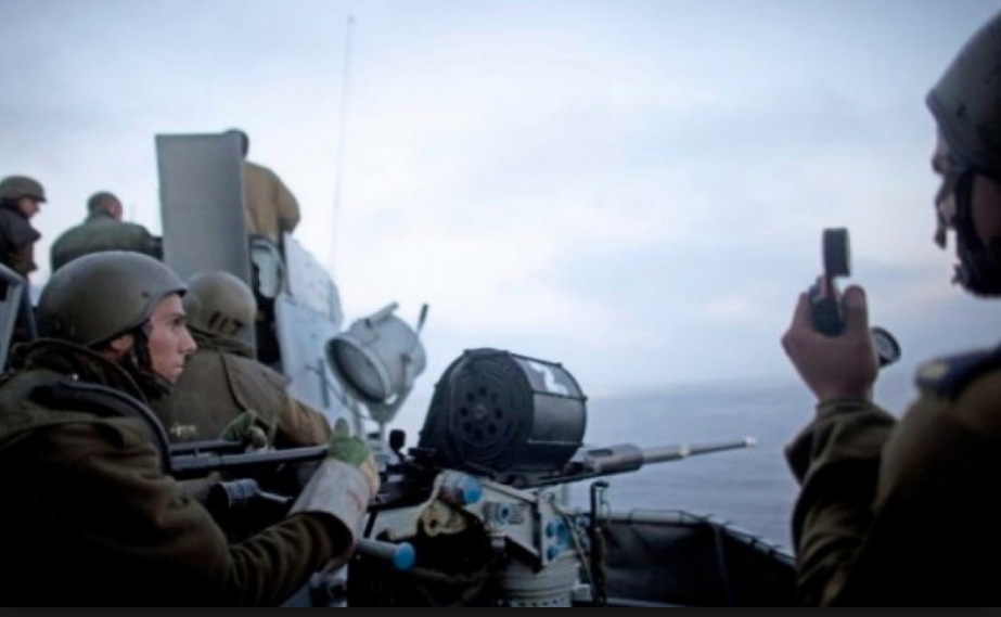 جندي إسرائيلي يراقب على متن سفينة بحرية في البحر الأبيض المتوسط/ رويترز