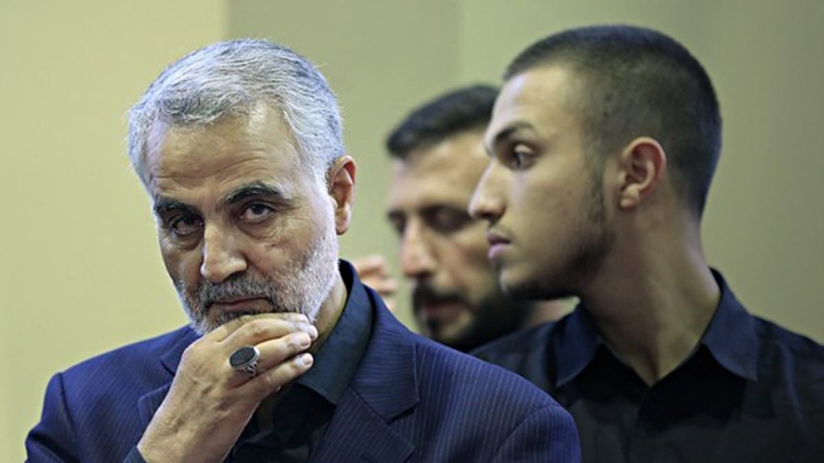 موقع أمريكي: سليماني أخطر عدو لواشنطن في الشرق الأوسط.. تحت يده فقط 100 ألف رجل لمواجهتنا