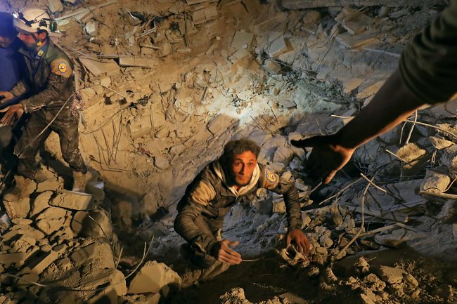 النظام يقصف إدلب بالفسفور الأبيض المُحرم دولياً ويقتل مدنيين بغارات جوية