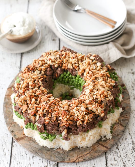 يعود تاريخ اختراعها إلى العصر العباسي.. طريقة تحضير مقلوبة اللحمة والباذنجان كما وصفها ابن سيار الوراق