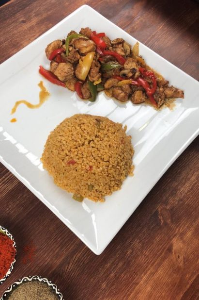  طبق الدجاج بالصوص والخضار مع البرغل 