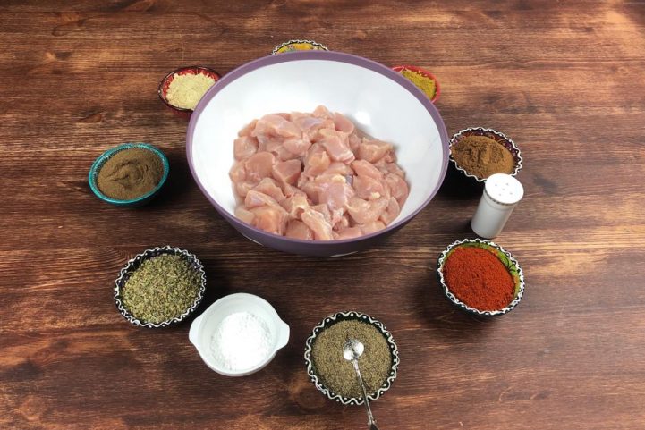 خلطة قطع الدجاج مع البهارات