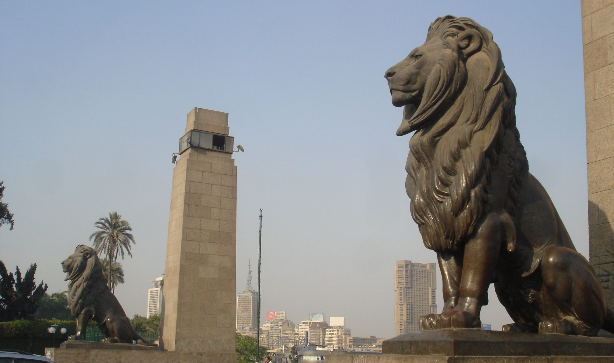 صمَّمها بأمر من الخديوي إسماعيل لكنَّ خطأً صغيراً صدمه بعد الانتهاء منها.. هل انتحر نحَّات أُسود قصر النيل؟