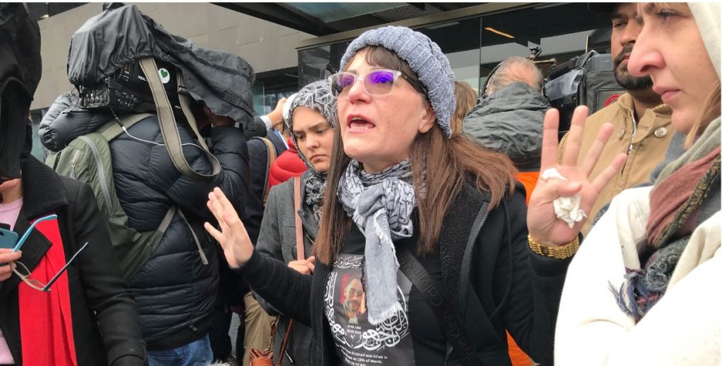 جانا عزت ترتدي قميصًا يحمل صورة ابنها الذي قُتل في مسجد النور في 15 مارس ، تتفاعل خارج محكمة كرايستشيرش العليا بعد أن اعترف المسلح المتهم برينتون تارانت بأنه غير مذنب في جميع التهم ، نيوزيلندا