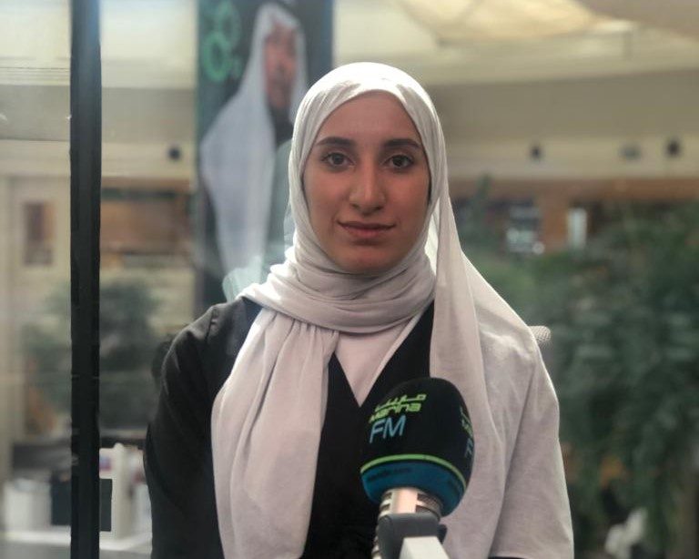 الطالبة المتفوقة في الكويت فاطمة حسين من فئة البدون/ مواقع التواصل