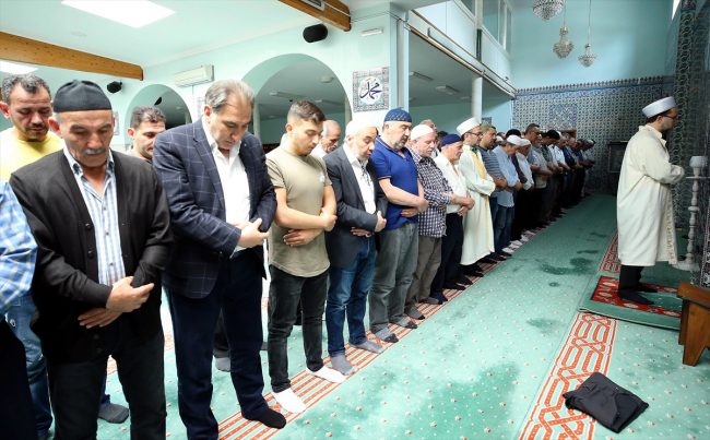 20 مسرحاً بلجيكياً تضع ملصقات “تنبيهية” للمسلمين بخصوص محتوى عروضها في رمضان.. أرادت التحذير من محتوى العري والعنف