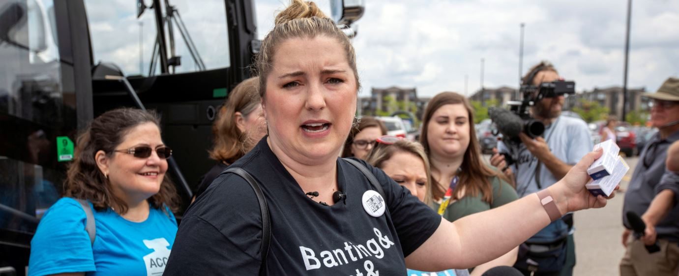 سعر قنينة الإنسولين في الولايات المتحدة يسجل 320 دولاراً، بينما يباع نفس العلاج في كندا تحت اسم مختلف بسعر 30 دولاراً فقط.