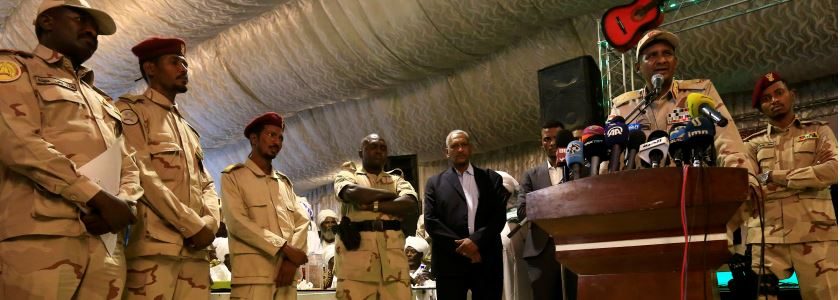 الجترال حميدتي وسط عدد من ضباط الجيش/ رويترز