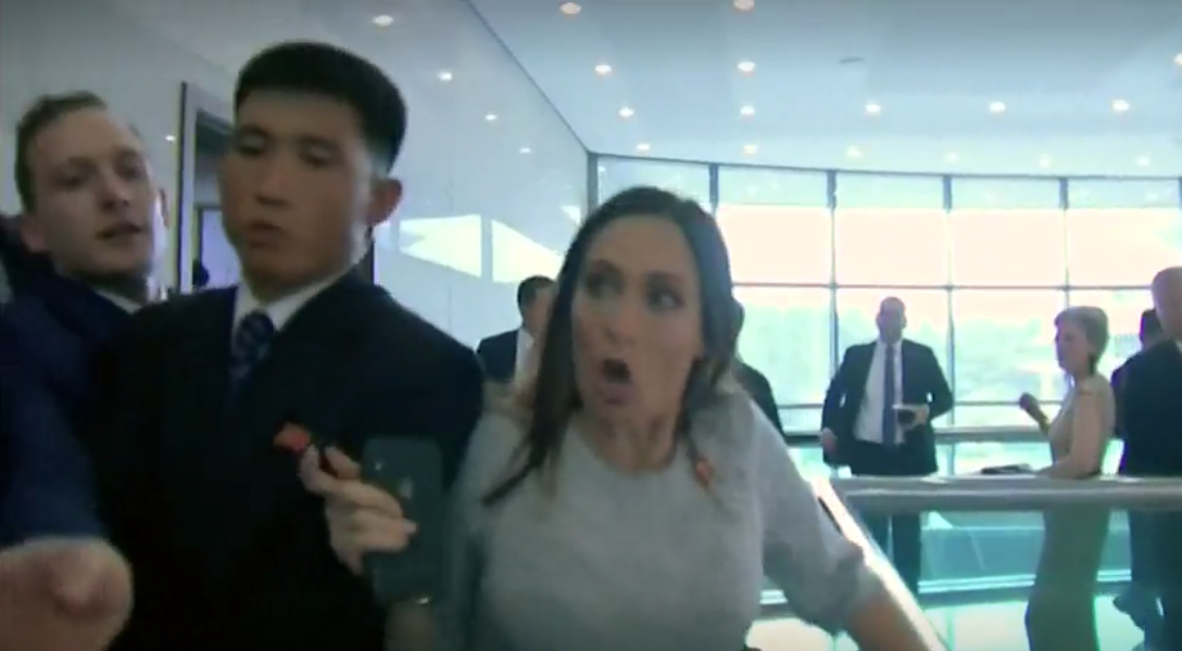 تدافع بين أمن كيم جونغ والمتحدثة باسم البيت الأبيض خلال وجود ترامب بكوريا الشمالية