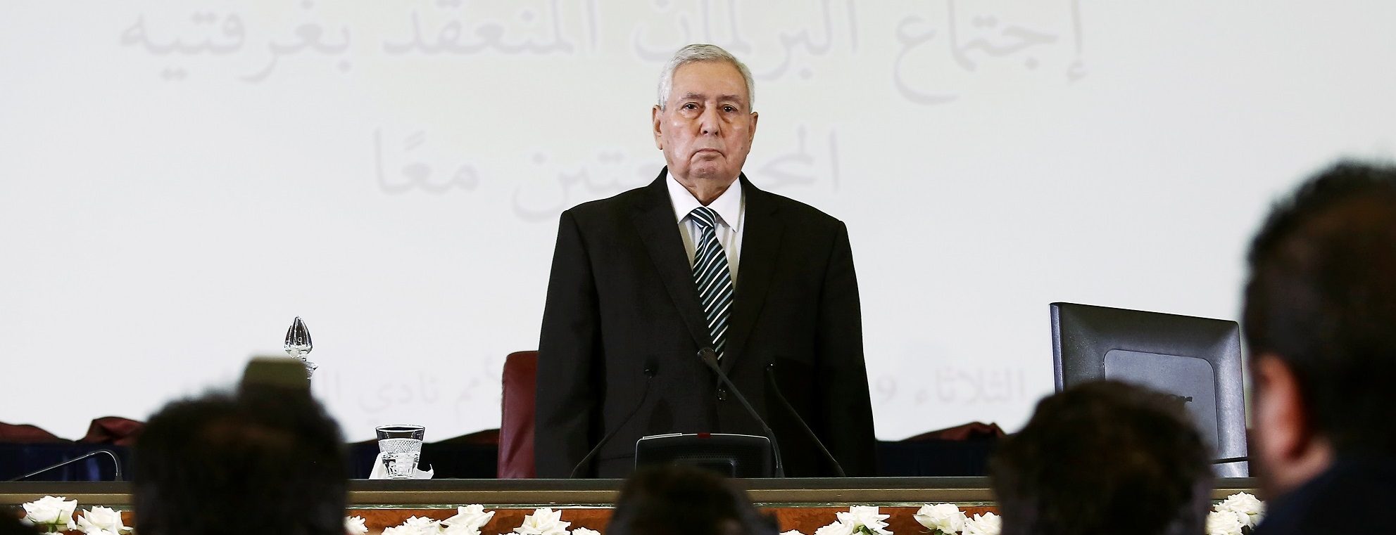 الرئيس المؤقت ورئيس الوزراء يغيبان عن نهائي كأس الجزائر خشية من المحتجين