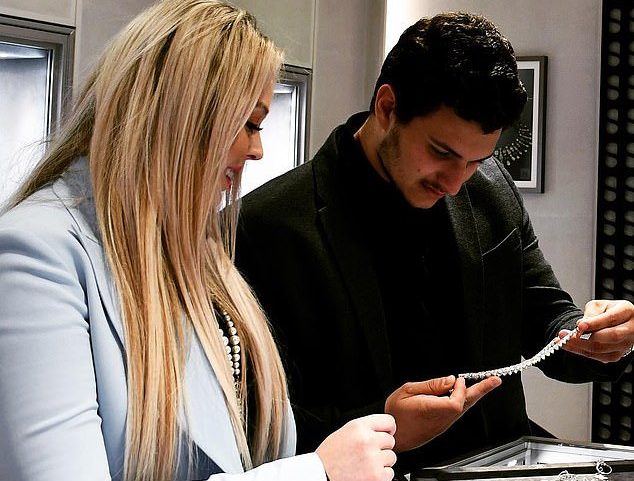 تيفاني ترامب وصديقها داخل متجر المجوهرات