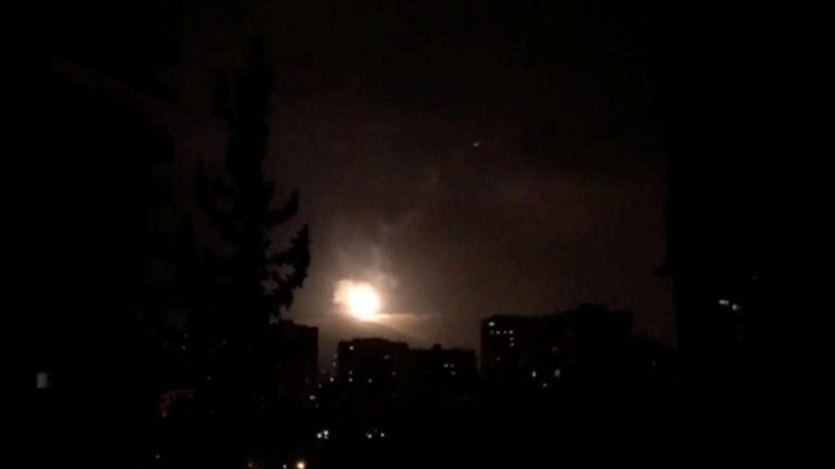 لماذا يرى الطيَّارون أجساماً غريبة طائرة؟ عالم أمريكي يكشف السبب