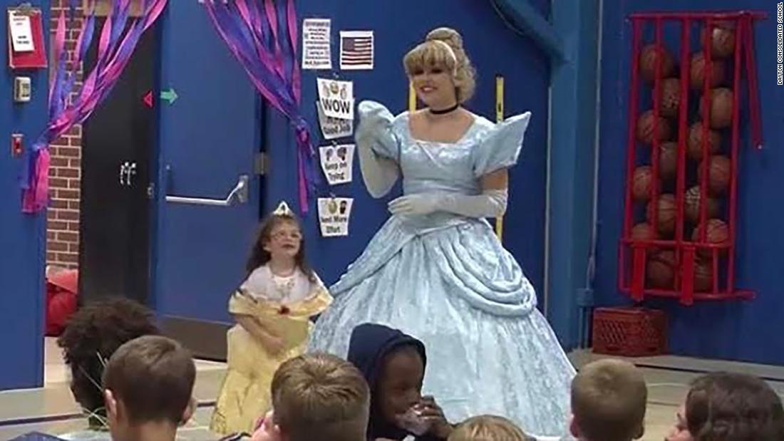 ساعدت موري بيلانغر ، أول طالبة صماء في المدرسة ، في تعليم زملاءها في الصف الأبجدية والأغاني بلغة الإشارة.