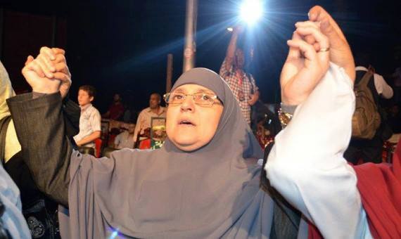 زوجة مرسي تكشف تفاصيل دفن زوجها.. أول تعليق لها بعد وفاته في المحكمة