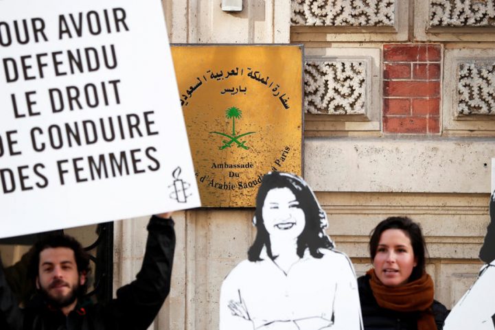 ناشطون يرفعون لوحات تطالب بالإفراج عن الهذلول ورفيقاتها، أمام السفارة السعودية في باريس/ رويترز