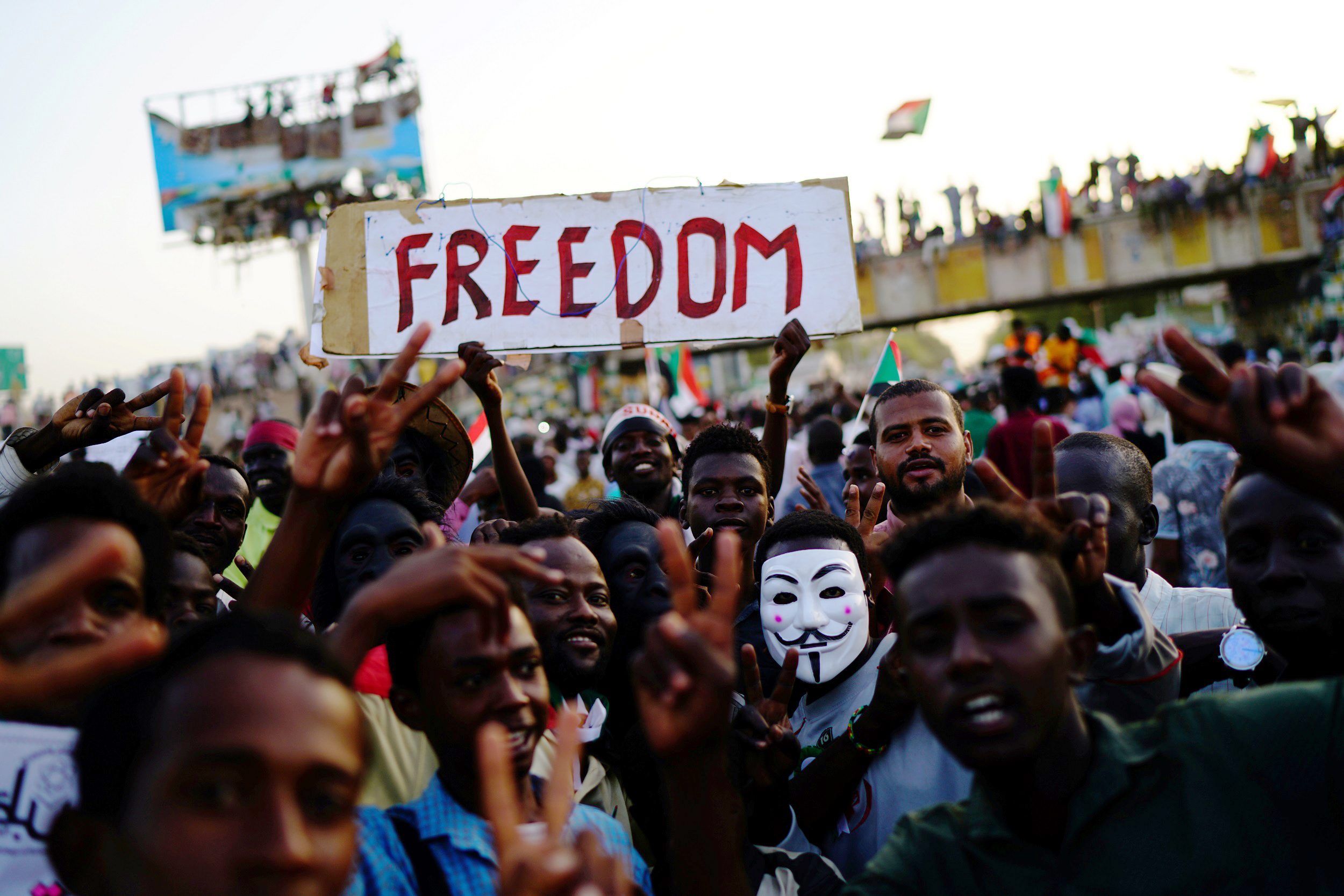 القمع الرقمي.. الجيش السوداني يقطع الإنترنت لإخماد الثورة الشعبية، لكن ذلك يتسبب بنتائج عكسية