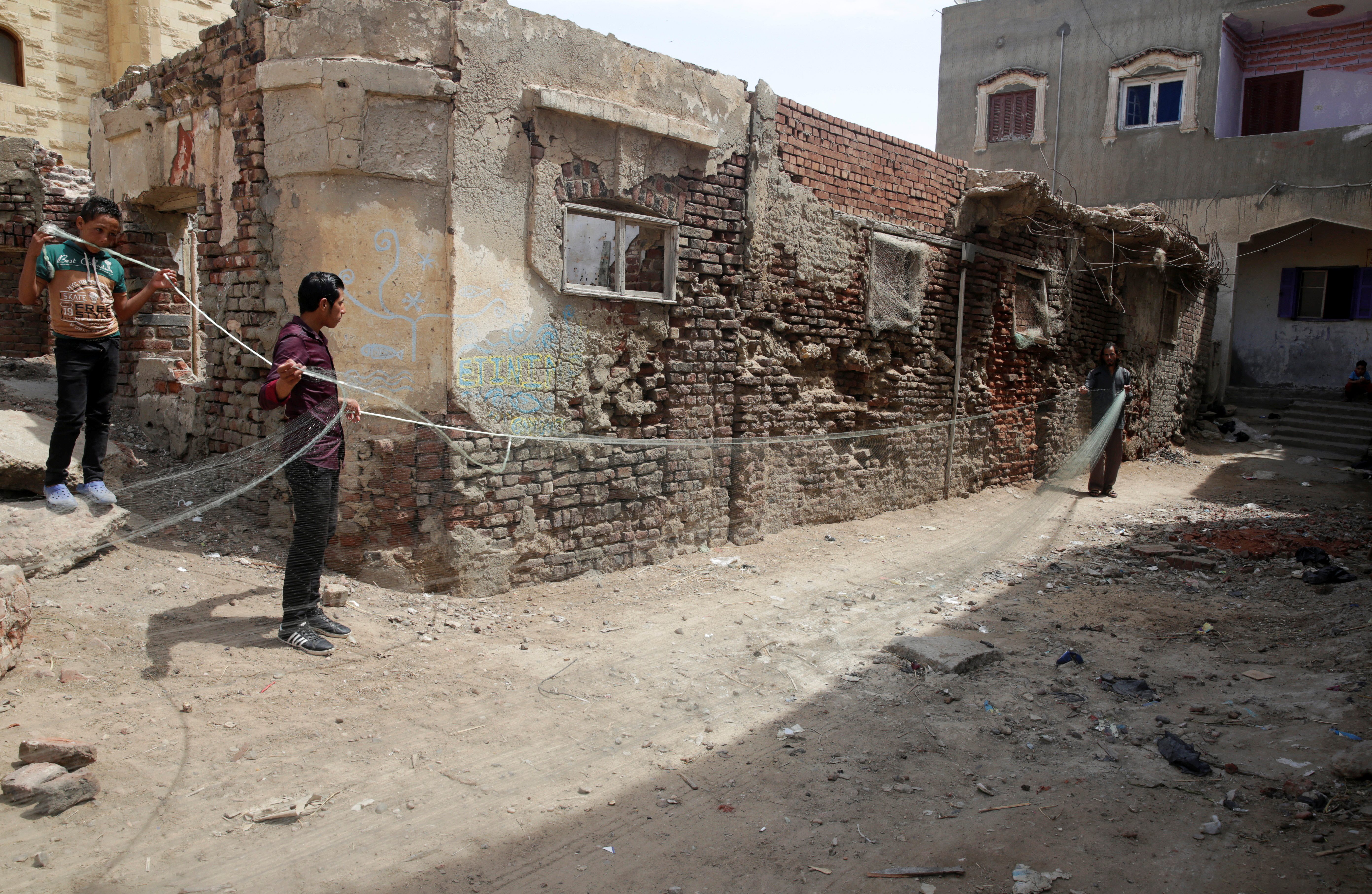 صورة لأحد الشوارع في إحدى قرى مصر/ رويترز