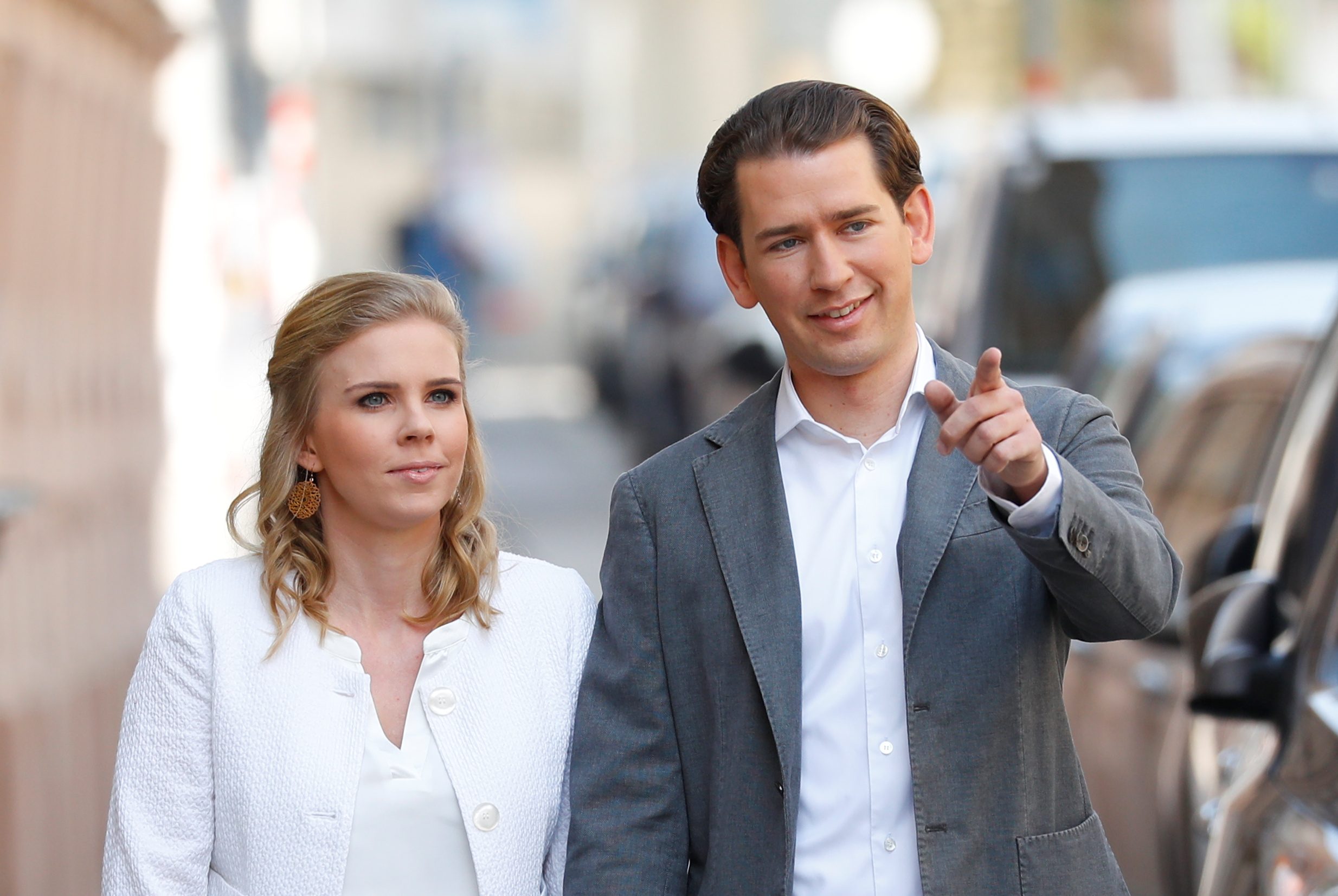 المستشار النمساوي سيباستيان كورز وصديقته سوزان ثير للإدلاء بأصواتهما خلال انتخابات البرلمان الأوروبي في فيينا ، النمسا في 26 مايو 2019. (رويترز)