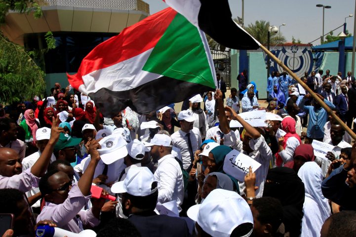 المعارضة السودانية تتمسك بالعصيان المدني لمواجهة المجلس العسكري - رويترز