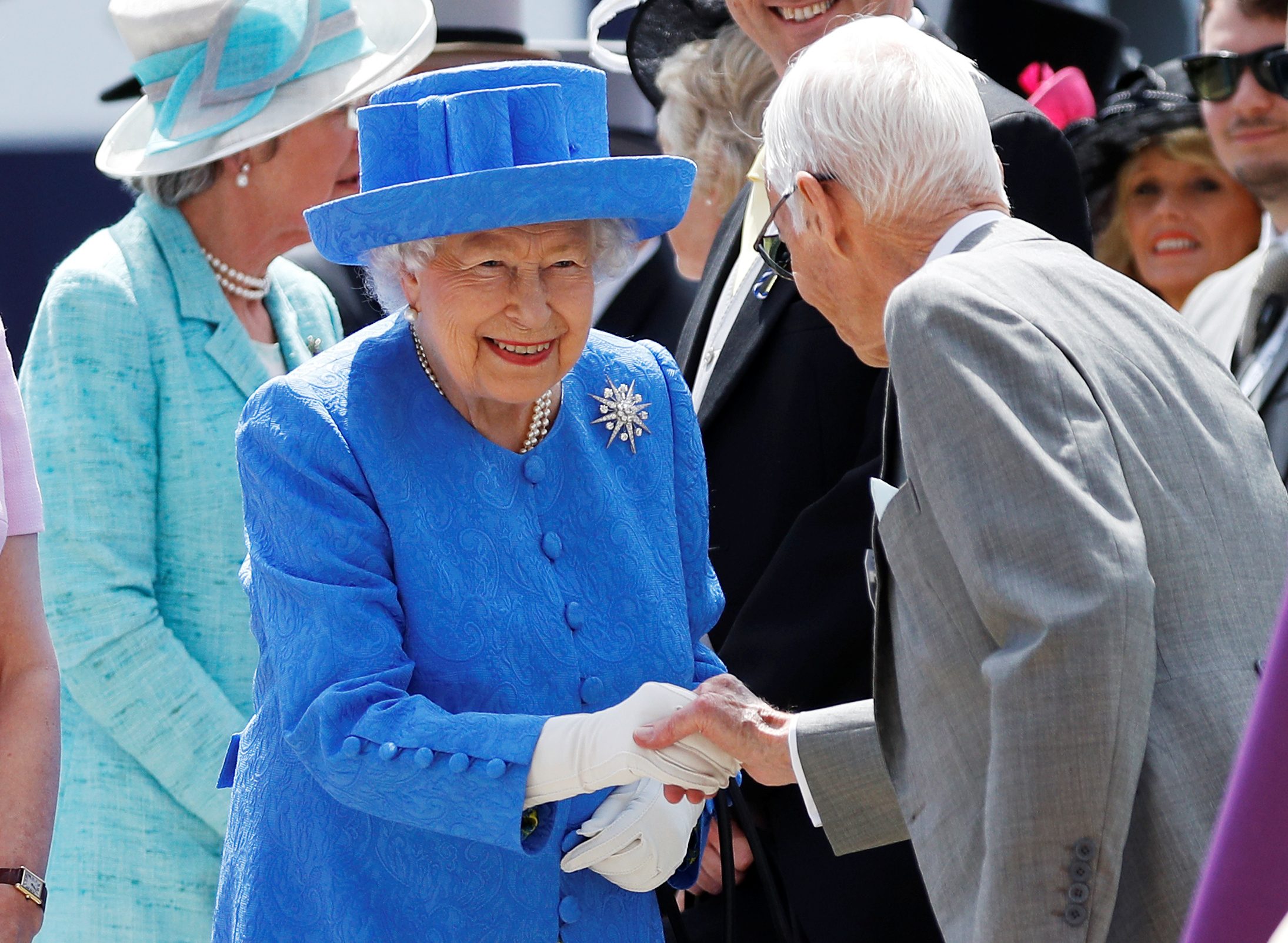 بينهم رئيس وملك عربيان.. ملكة بريطانيا المعمِّرة التقت ما يكفي من الزعماء، هؤلاء لم يلقوا ترحيباً شعبياً