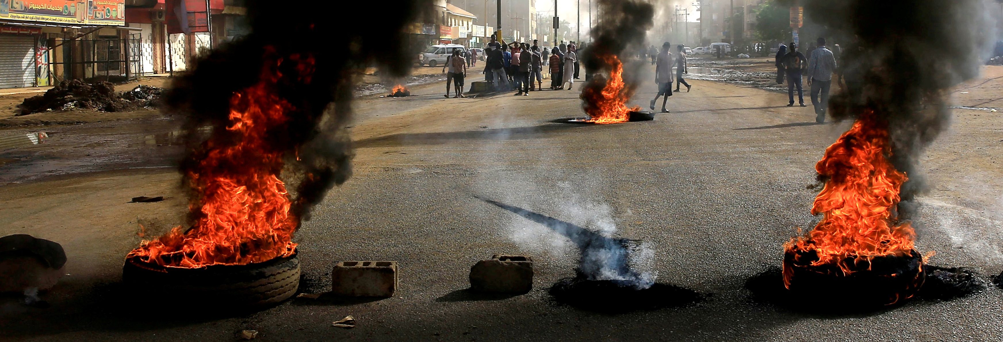 مدرعات مريبة تسير بشوارع الخرطوم تكشف دور مصر والإمارات والسعودية في السودان