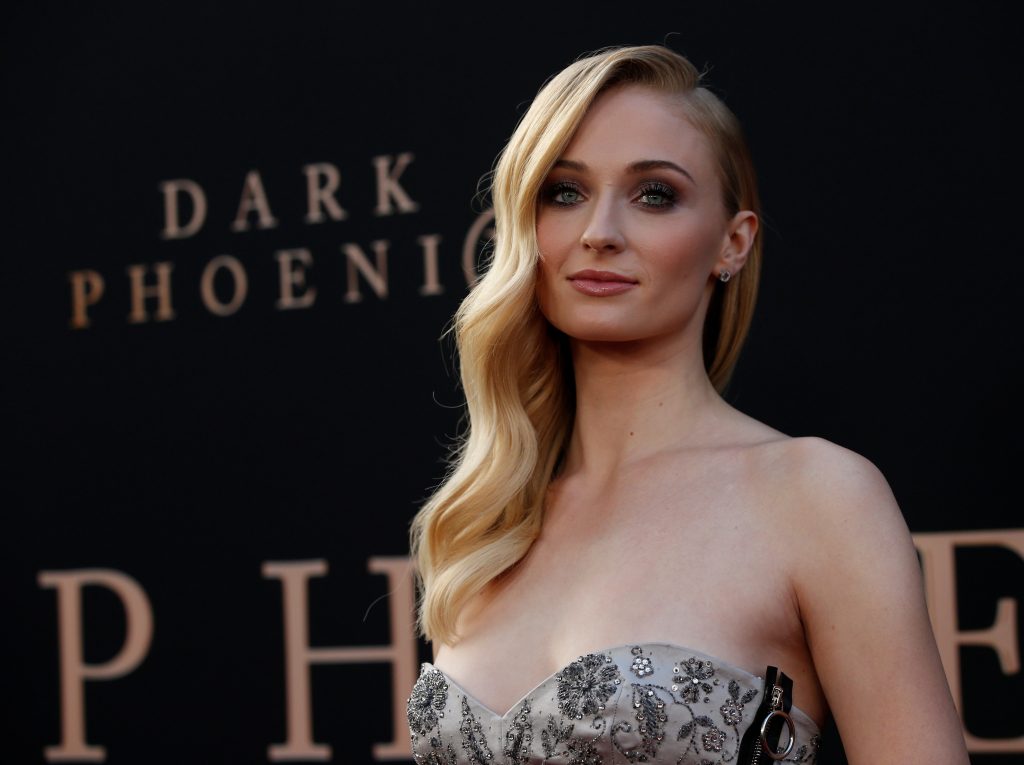 نجمة Game of Thrones بقمة أناقتها.. الكشف عن فستان زفاف صوفي تيرنر بالكامل بعد أيام من الحفل