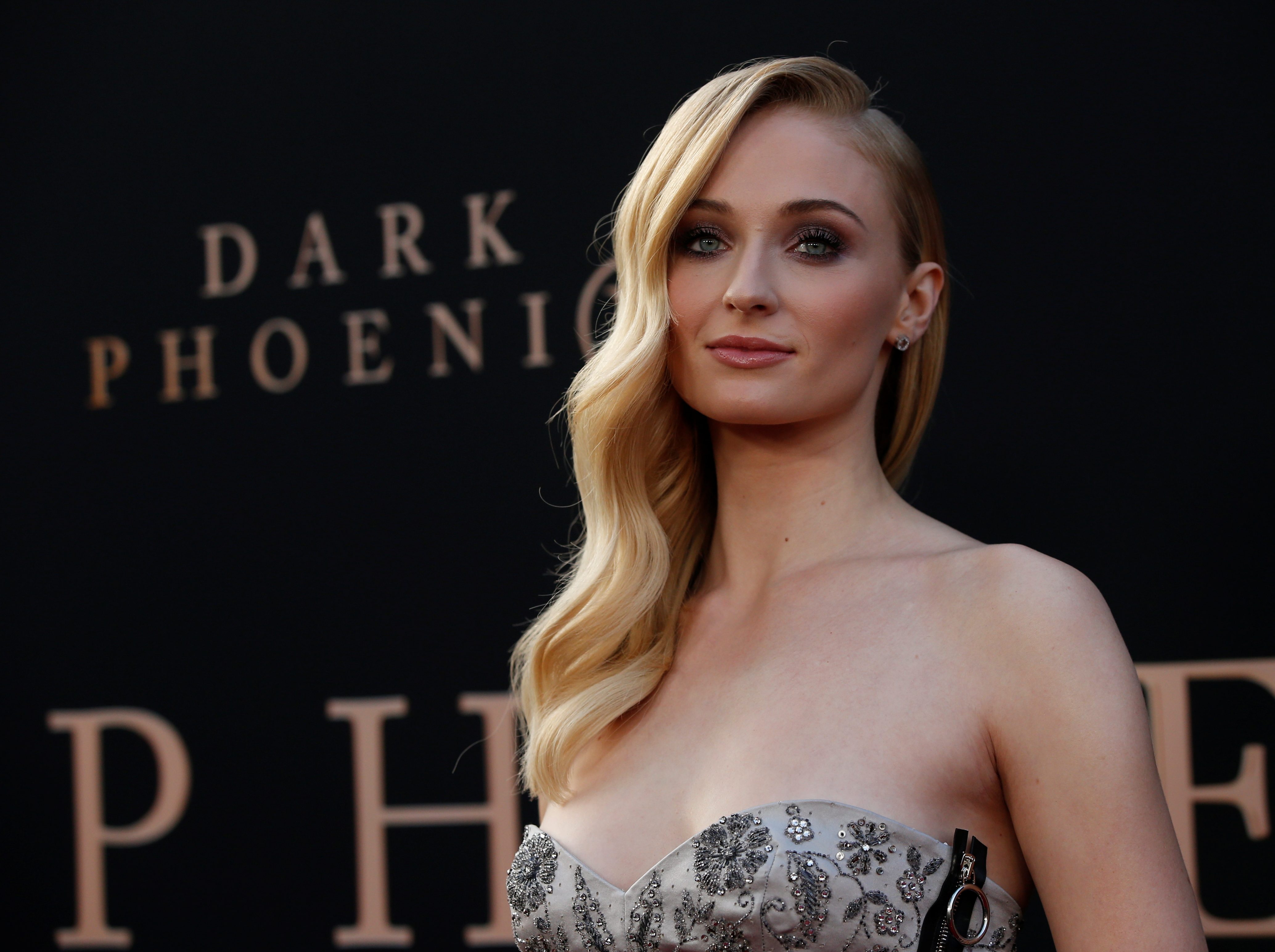 نجمة Game of Thrones بقمة أناقتها.. الكشف عن فستان زفاف صوفي تيرنر بالكامل بعد أيام من الحفل