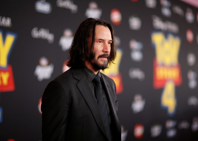 كيانو ريفز لا يلمس زميلاته والمعجبات مطلقاً أثناء التقاط الصور معهن