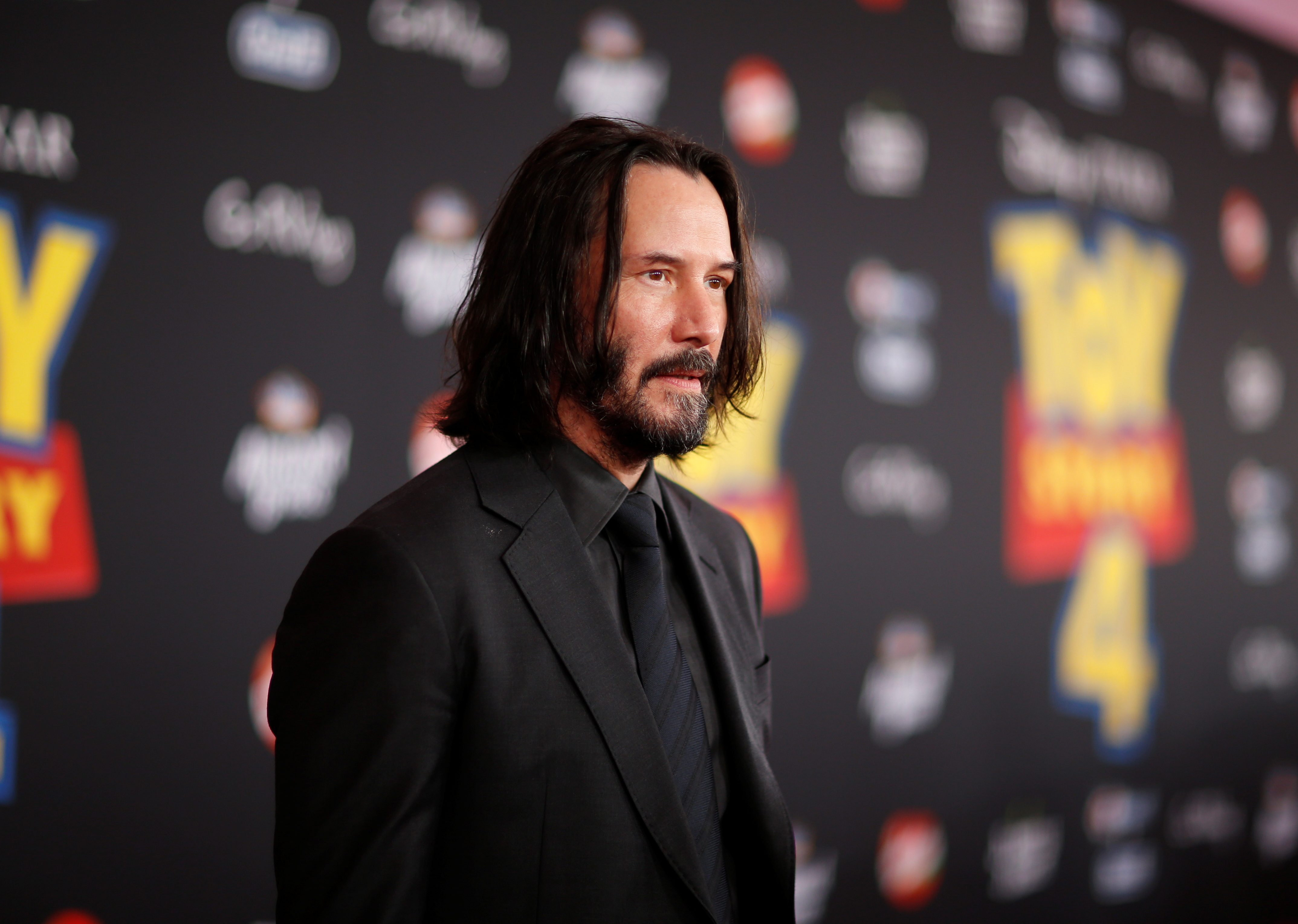 كيانو ريفز لا يلمس زميلاته والمعجبات مطلقاً أثناء التقاط الصور معهن