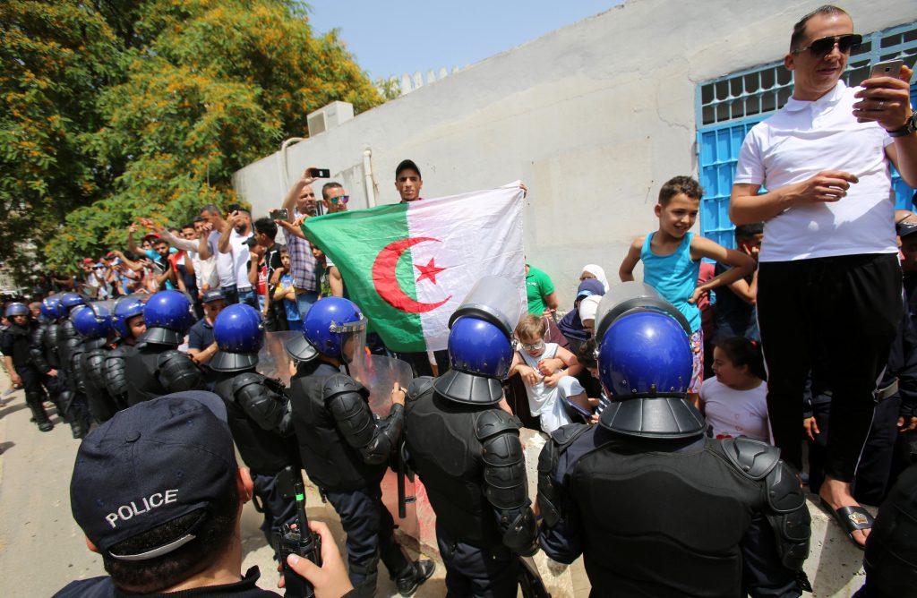 جزائريون يلاحقون الوزراء بالسجن