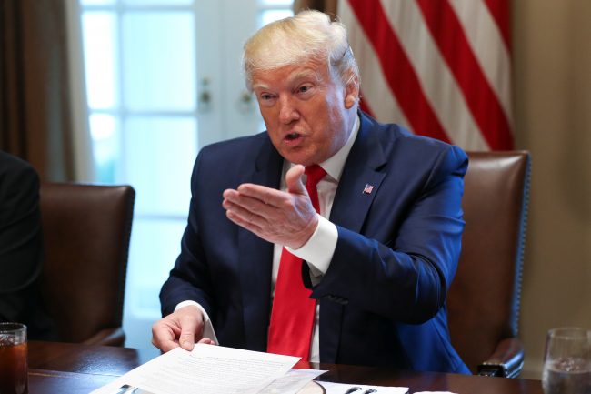 «الطعام جاهز».. خطأ إملائي يثير السخرية من ترامب في تغريدته عن الضربة على إيران