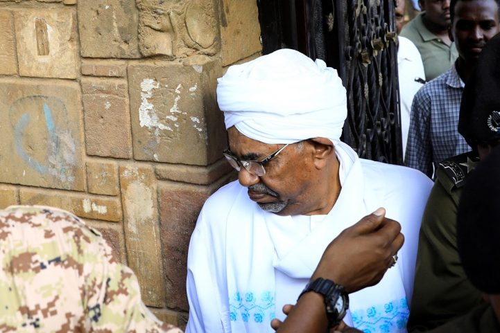 البشير ارتدى الجلباب الأبيض والعمامة خلال نقله للنيابة  - رويترز