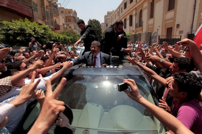 بعد أن دعمت 9 منظمات دولية طلبه بتحقيق دولي.. محام فرنسي: وفاة مرسي لا تبدو طبيعية، وليس لأحد أن يقول غير ذلك