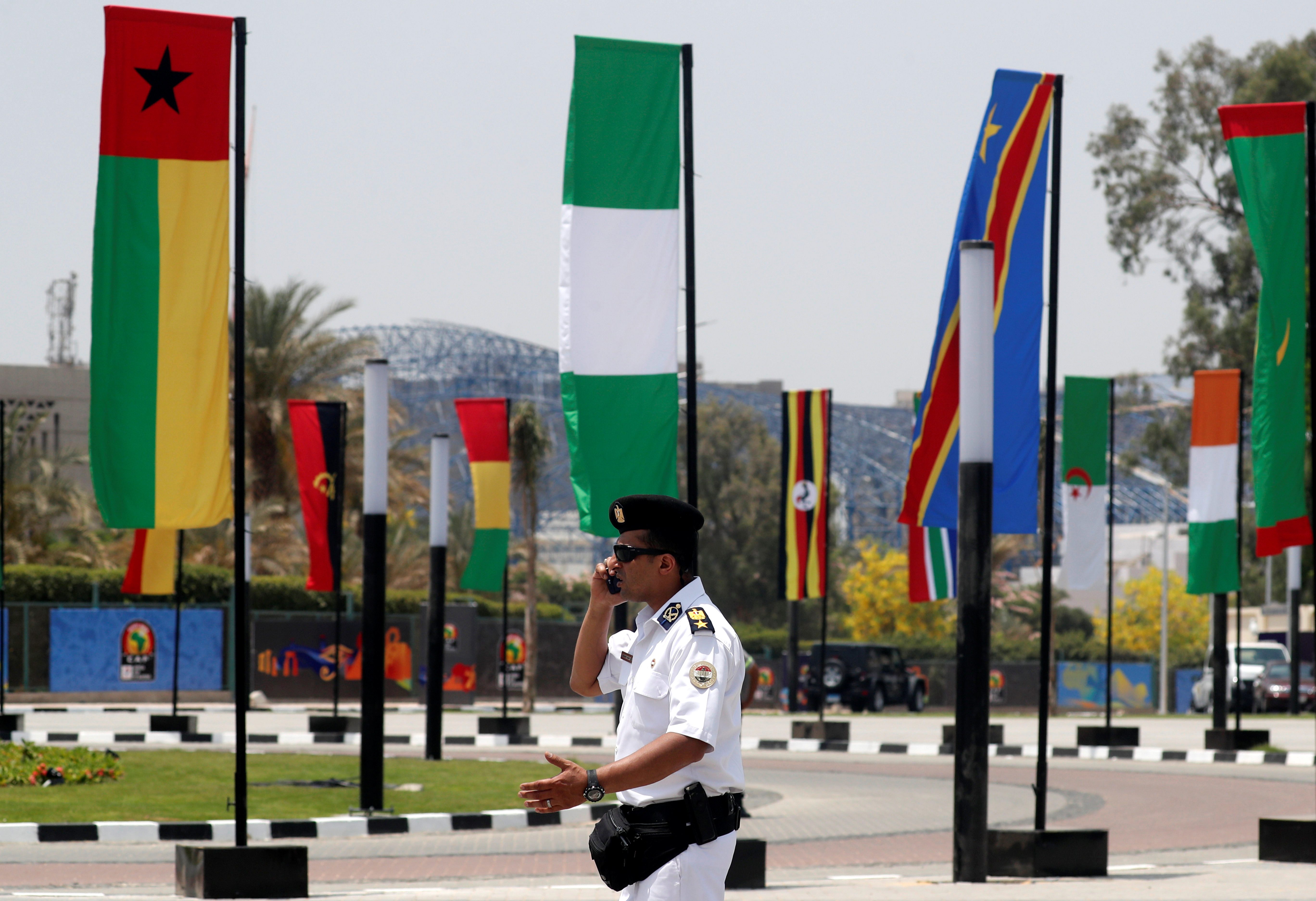 تشديد إجراءات الأمن قبل انطلاق كأس الأمم الإفريقية في مصر.. و«الداخلية» تعلن قائمة بالممنوعات تشمل «الهواتف المغلقة»