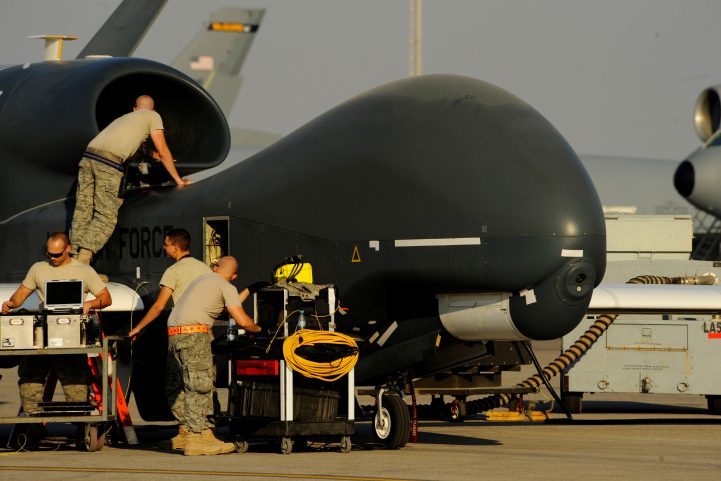 تباع الطائرة الواحدة من الإصدار Global Hawk  بأكثر من 200 مليون دولار، بفضل تكلفة أجهزة الاستشعار المزودة بها/ رويترز
