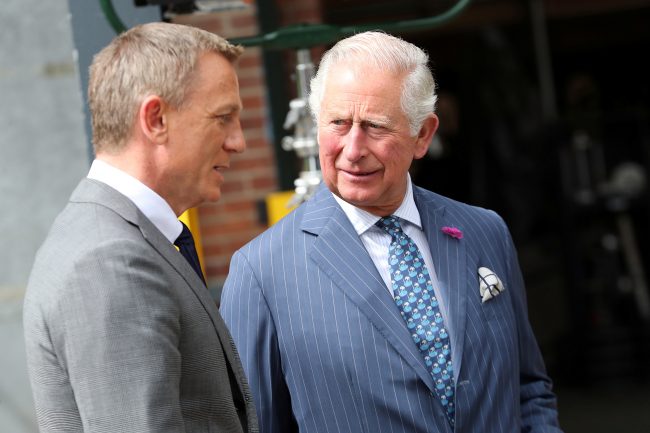 ولي عهد بريطانيا يقابل العميل 007 في موقع تصوير أحدث أفلام جيمس بوند