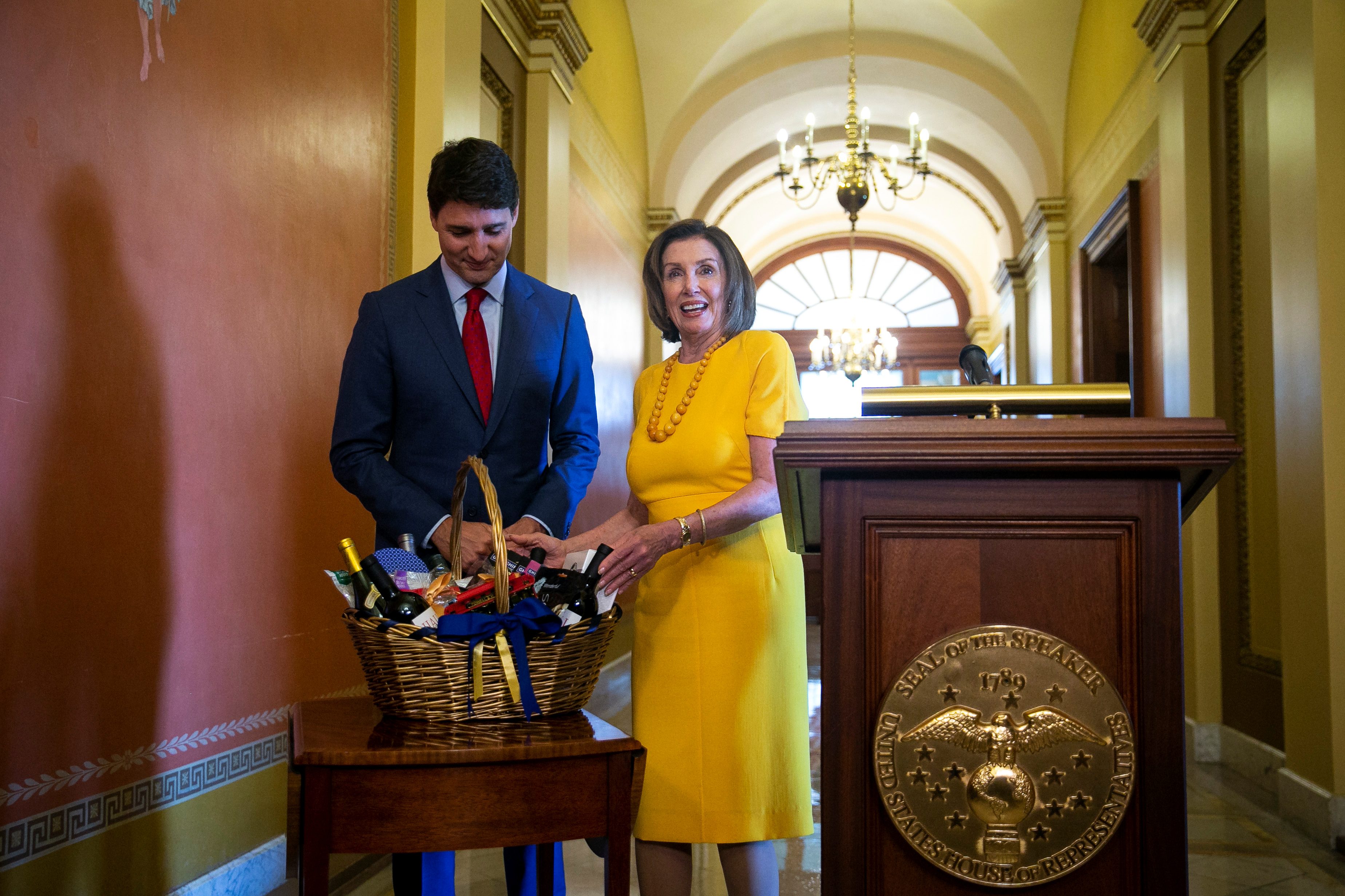 ترودو يوزع هدايا على مسؤولين أمريكيين لفوز فريق كندي للسلة بالدوري الأمريكي